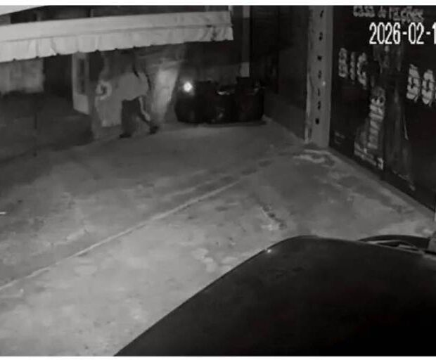 homem tenta atear fogo em mulher