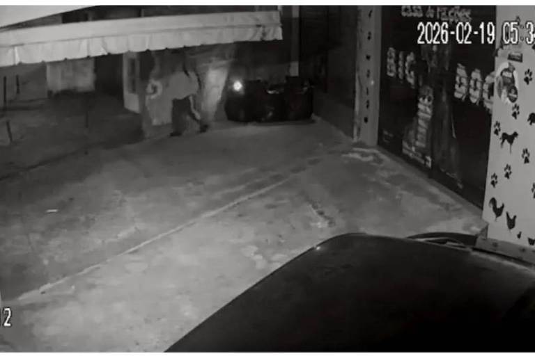 homem tenta atear fogo em mulher