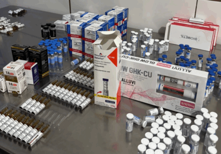 centenas de medicamentos irregulares foram apreendidos na ação. entre os itens apreendidos e lacrados, destacam se medicamentos para emagrecimento foto divulgação ses (1)