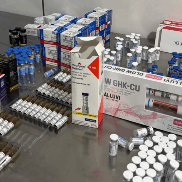 centenas de medicamentos irregulares foram apreendidos na ação. entre os itens apreendidos e lacrados, destacam se medicamentos para emagrecimento foto divulgação ses (1)