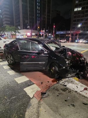segundo informacoes preliminares carro bateu em coluna semaforica da avenida paulista apos fugir de blitz na madrugada de hoje