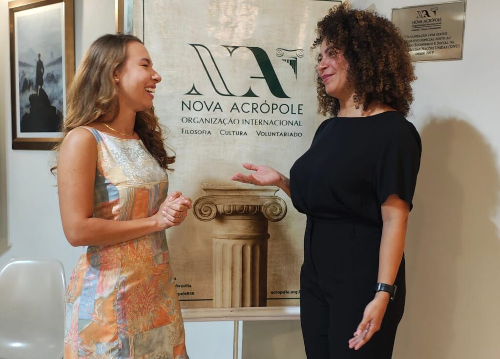 ana clara e patrícia, estudantes de filosofia créditos divulgação nova acrópole