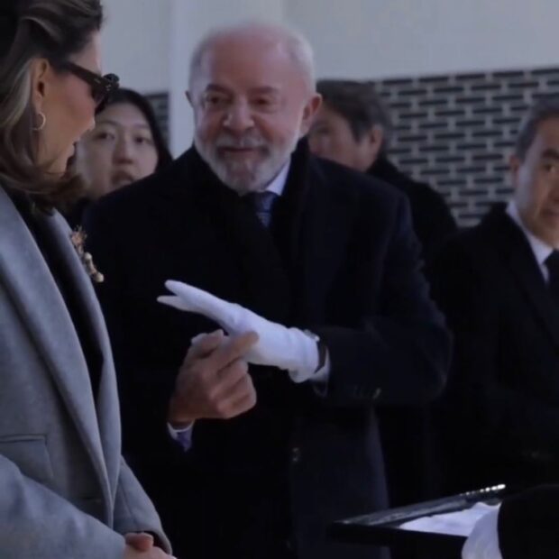 Lula exibe luva com quatro dedos encontro com presidente da coreia do Sul