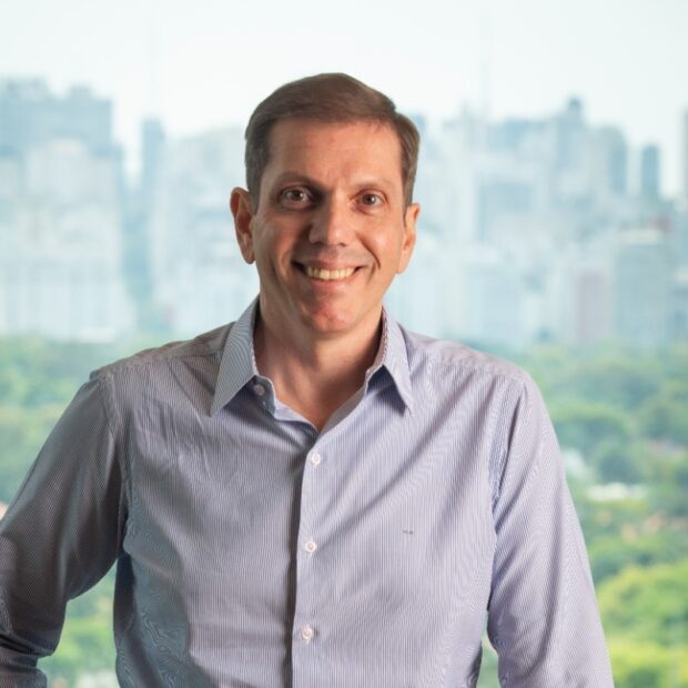 ADIT Brasil celebra 20 Anos com nova sede em Maceió De hub colaborativo à governança reforçada: crescimento sustentável no turismo e imobiliário nacional Maceió, capital alagoana vibrante, ganha um marco para o setor imobiliário e turístico: a ADIT Brasil, Associação para o Desenvolvimento Imobiliário e Turístico do Brasil, inaugurou sua nova sede nno bairro da Ponta Verde, iniciando as comemorações dos 20 anos de história em 2026. Com 500 m² no Maceió Facilities, empreendimento de uso misto no coração do bairro mais valorizado da cidade, o espaço não é mero escritório: é um hub pulsante de conexões, capacitação e negócios para quase 500 associados nacionais. Imagine um ambiente projetado para o futuro: cinco salas de reuniões independentes, auditório para 30 pessoas, estúdio de podcast/vídeo, salas privativas, arena de apresentações, copa e refeitório colaborativo. Assinado pela Unyt Arquitetura com R$ 1 milhão investidos, prioriza conforto, funcionalidade e integração, capacidade para 80 colaboradores, pronto para ampliação do time e eventos estratégicos. “Este espaço traduz nossa visão: mais integração, inteligência, conexão e impacto”, declara Sérgio Villas Boas, presidente do Conselho da ADIT, marcando o início de uma era de inovação e profissionalização sustentável.