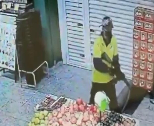 assaltantes fazem reféns e roubam supermercado em moema, na zona sul de sp