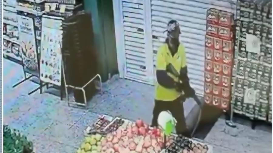 assaltantes fazem reféns e roubam supermercado em moema, na zona sul de sp