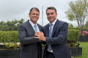 flávio bolsonaro encontra tarcísio e diz que vão 'fazer história juntos'
