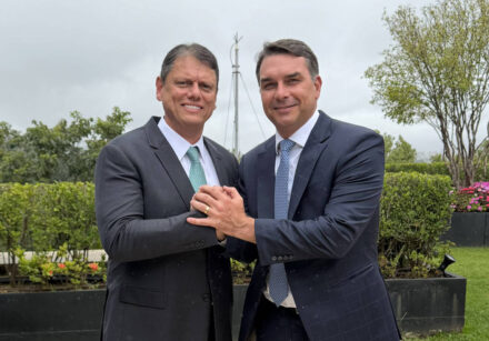 flávio bolsonaro encontra tarcísio e diz que vão 'fazer história juntos'