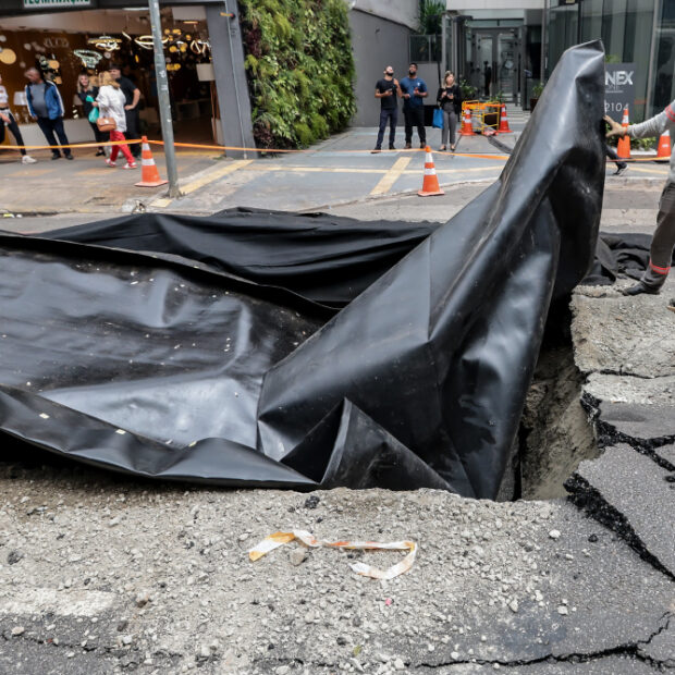 explosão abre grande buraco na rua da consolação em são paulo