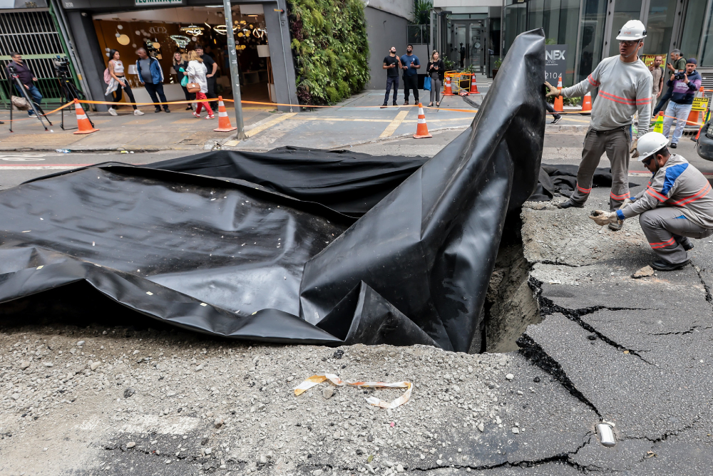 explosão abre grande buraco na rua da consolação em são paulo