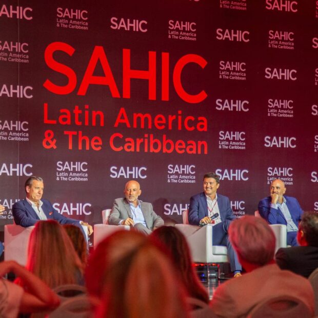 América Latina consolida-se como polo de investimentos em hospitalidade e imobiliário Branded Residences impulsionam convergência entre hotelaria, turismo e desenvolvimento na região do SAHIC 2026 O SAHIC Hotel & Tourism Investment Forum - Latin America & The Caribbean anunciou a programação da sua 20ª edição, de 22 a 24 de março de 2026, no Rio de Janeiro. Pela primeira vez, um dia inteiro será dedicado a Branded Residences, modelo híbrido que une hospitalidade, turismo e imobiliário. Relatórios globais preveem mais de 900 projetos de Branded Residences até 2026, dobrando em uma década, com a América Latina e Caribe como hotspots, São Paulo e Cidade do México na liderança. Turismo premium, valorização de destinos e investidores institucionais impulsionam esses ativos resilientes, que mesclam receita imobiliária, operação hoteleira e lifestyle moderno. Arturo García Rosa, presidente e CEO da SAHIC, chama isso de "mudança estrutural": a hospitalidade converge com imobiliário e marcas, explorando destinos icônicos e demanda global da região.