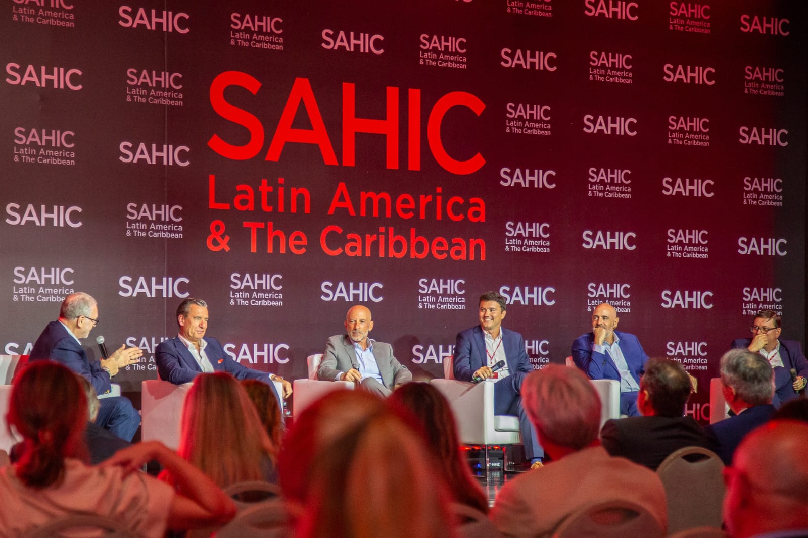 América Latina consolida-se como polo de investimentos em hospitalidade e imobiliário Branded Residences impulsionam convergência entre hotelaria, turismo e desenvolvimento na região do SAHIC 2026 O SAHIC Hotel & Tourism Investment Forum - Latin America & The Caribbean anunciou a programação da sua 20ª edição, de 22 a 24 de março de 2026, no Rio de Janeiro. Pela primeira vez, um dia inteiro será dedicado a Branded Residences, modelo híbrido que une hospitalidade, turismo e imobiliário. Relatórios globais preveem mais de 900 projetos de Branded Residences até 2026, dobrando em uma década, com a América Latina e Caribe como hotspots, São Paulo e Cidade do México na liderança. Turismo premium, valorização de destinos e investidores institucionais impulsionam esses ativos resilientes, que mesclam receita imobiliária, operação hoteleira e lifestyle moderno. Arturo García Rosa, presidente e CEO da SAHIC, chama isso de "mudança estrutural": a hospitalidade converge com imobiliário e marcas, explorando destinos icônicos e demanda global da região.