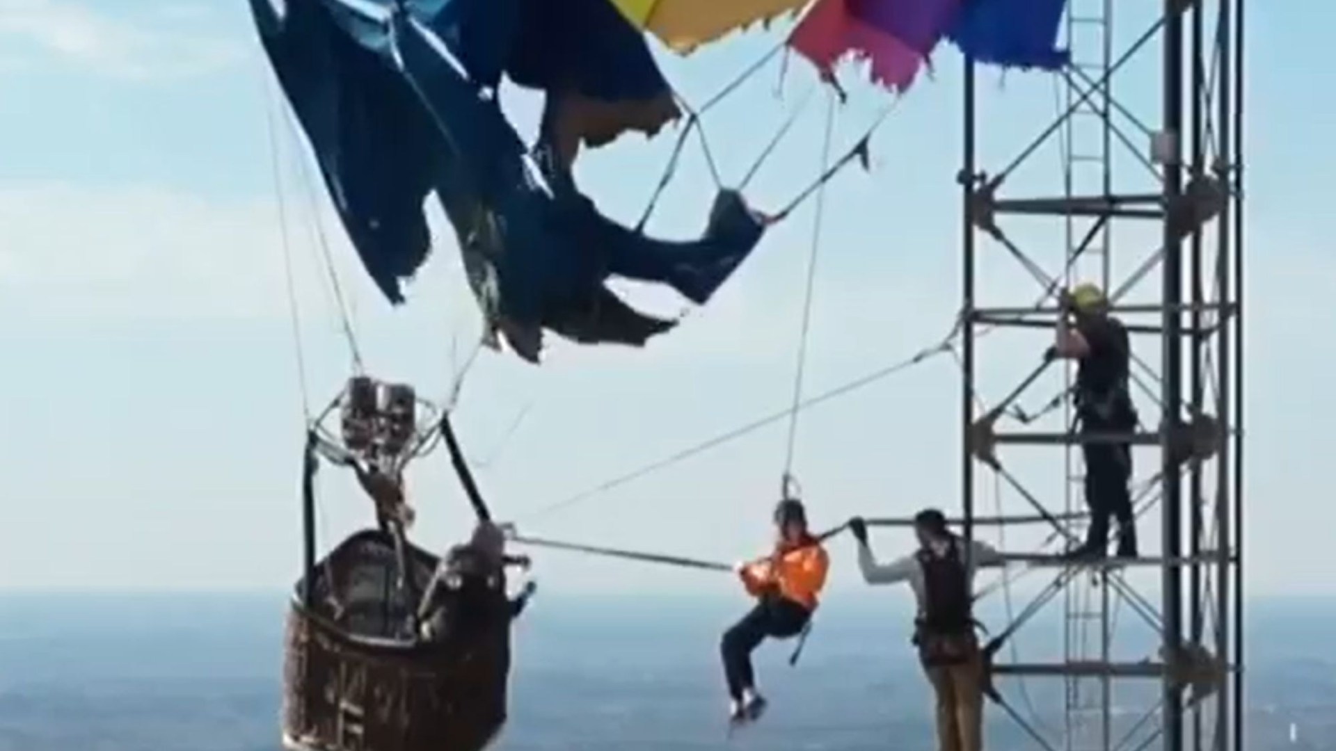 balão atinge torre e deixa casal preso nos eua