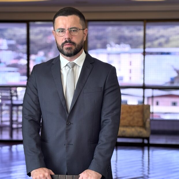 Dr. Daniel Rocha Rodrigues (OAB/MG nº 128.137) revela: crise empresarial expõe cultura do improviso. Inadimplência recorde não é acidente, mas padrão de decisões sem método – contratos sem leitura, parceiros por impulso, crédito sem fluxo projetado. "Dívida não é falta de capacidade, é ausência de estratégia", alerta especialista em reestruturação de passivo bancário. Lei 11.101/2005, Resolução CMN 4.966/2021 e compliance financeiro são saídas. "Você é responsável, ainda que não culpado. Improvisar vira cultura destrói negócios." Soluções: due diligence obrigatória, análise prévia de parceiros, planejamento realista. Siga @orocha.adv. Conteúdo OAB-compliant.