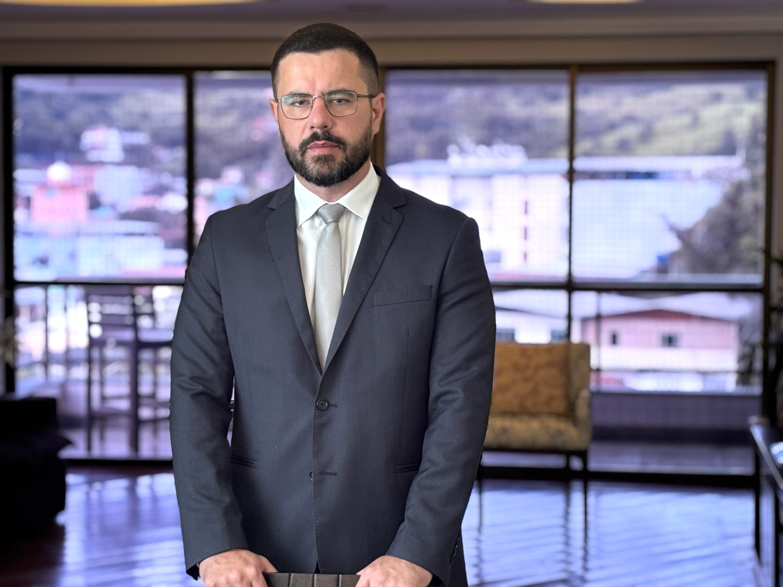 Dr. Daniel Rocha Rodrigues (OAB/MG nº 128.137) revela: crise empresarial expõe cultura do improviso. Inadimplência recorde não é acidente, mas padrão de decisões sem método – contratos sem leitura, parceiros por impulso, crédito sem fluxo projetado. "Dívida não é falta de capacidade, é ausência de estratégia", alerta especialista em reestruturação de passivo bancário. Lei 11.101/2005, Resolução CMN 4.966/2021 e compliance financeiro são saídas. "Você é responsável, ainda que não culpado. Improvisar vira cultura destrói negócios." Soluções: due diligence obrigatória, análise prévia de parceiros, planejamento realista. Siga @orocha.adv. Conteúdo OAB-compliant.