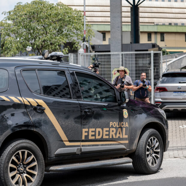 movimentação em frente a pf após prisão de vorcaro (sp).