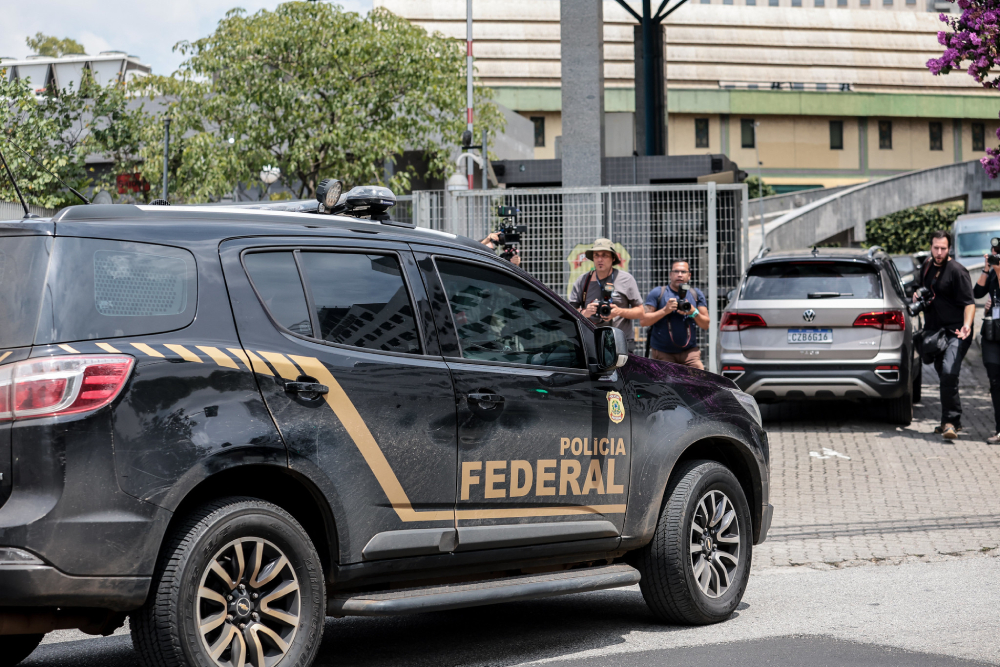 movimentação em frente a pf após prisão de vorcaro (sp).