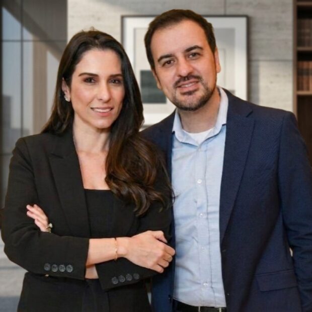 BM&C News estreia 3 programas para o empresário de 2026 sobreviver Em ano eleitoral com juros altos, emissora humaniza decisões de capital com reputação e visão global Imagine o empresário brasileiro acordando em 2026 com três telas na mão: pesquisa eleitoral subindo, Selic pressionando e bolsas globais em queda. É esse o peso que carrega quem decide hoje se expande, contrata ou segura o fôlego. A política grita, os juros encarecem cada real investido e o mundo lá fora, com seus conflitos e tarifas, mexe diretamente no bolso nacional. É nesse cenário de ruído político, crédito caro e capital estrangeiro seletivo que a BM&C News lança três programas inéditos no horário nobre, não para informar, mas para transformar informação em vantagem competitiva para quem realmente movimenta o Brasil. Paula Moraes, sócia-fundadora e âncora que entende o pulso do mercado como poucas, lidera essa nova fase editorial ao lado de Luiz Messici, CEO com visão de execução. "Hoje o empresário precisa ler política, mercado de capitais e cenário internacional ao mesmo tempo. Nossa grade reflete essa urgência com conversas que conectam governança, reputação e estratégia financeira", explica Paula com aquela clareza que só quem viveu coberturas históricas tem. Messici complementa com precisão cirúrgica: "Construímos a BM&C para quem movimenta capital. Esses programas transformam informação em decisão estratégica para IPOs, reputação corporativa e alocação global". É a junção rara de jornalismo profundo com execução empresarial prática.