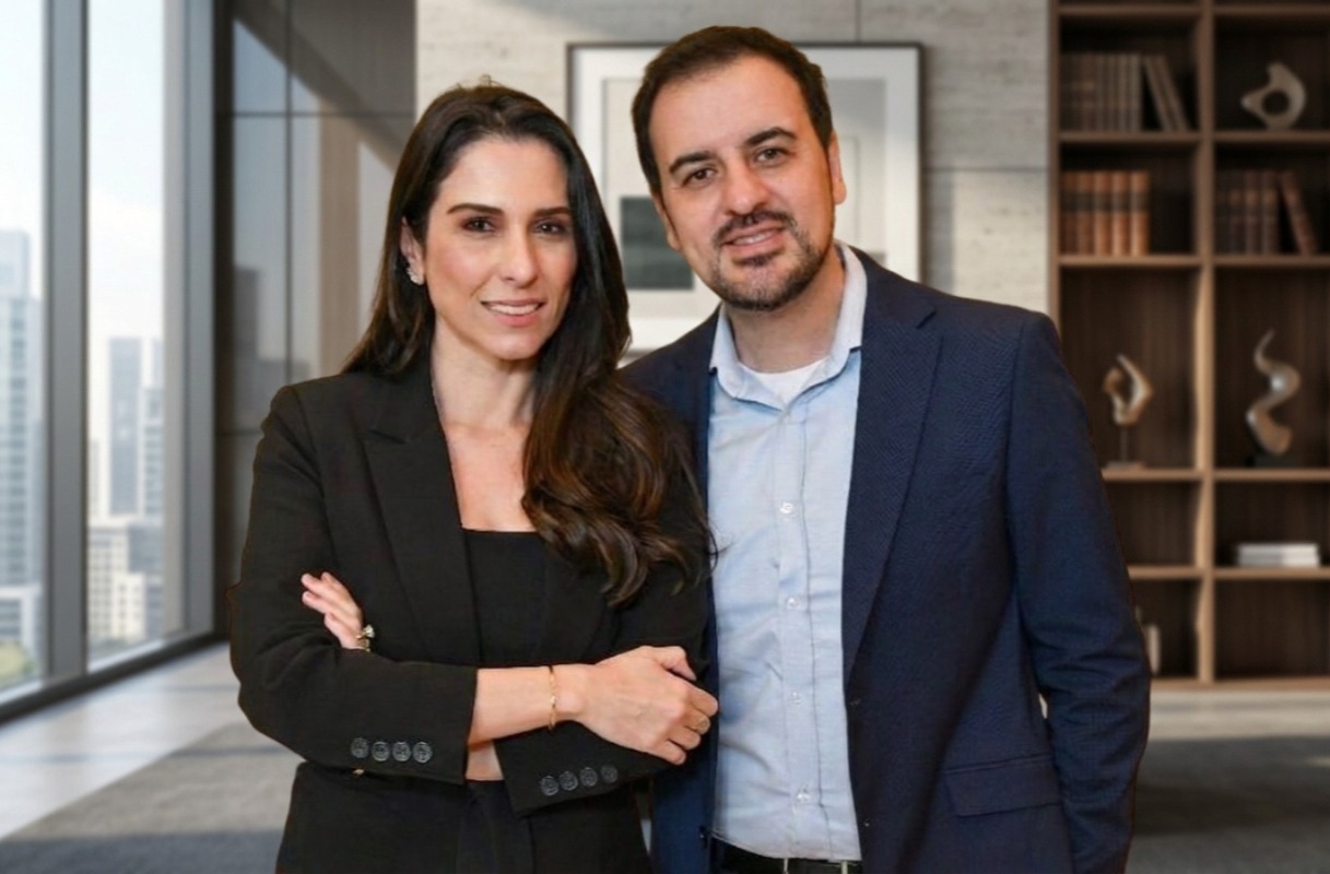 BM&C News estreia 3 programas para o empresário de 2026 sobreviver Em ano eleitoral com juros altos, emissora humaniza decisões de capital com reputação e visão global Imagine o empresário brasileiro acordando em 2026 com três telas na mão: pesquisa eleitoral subindo, Selic pressionando e bolsas globais em queda. É esse o peso que carrega quem decide hoje se expande, contrata ou segura o fôlego. A política grita, os juros encarecem cada real investido e o mundo lá fora, com seus conflitos e tarifas, mexe diretamente no bolso nacional. É nesse cenário de ruído político, crédito caro e capital estrangeiro seletivo que a BM&C News lança três programas inéditos no horário nobre, não para informar, mas para transformar informação em vantagem competitiva para quem realmente movimenta o Brasil. Paula Moraes, sócia-fundadora e âncora que entende o pulso do mercado como poucas, lidera essa nova fase editorial ao lado de Luiz Messici, CEO com visão de execução. "Hoje o empresário precisa ler política, mercado de capitais e cenário internacional ao mesmo tempo. Nossa grade reflete essa urgência com conversas que conectam governança, reputação e estratégia financeira", explica Paula com aquela clareza que só quem viveu coberturas históricas tem. Messici complementa com precisão cirúrgica: "Construímos a BM&C para quem movimenta capital. Esses programas transformam informação em decisão estratégica para IPOs, reputação corporativa e alocação global". É a junção rara de jornalismo profundo com execução empresarial prática.