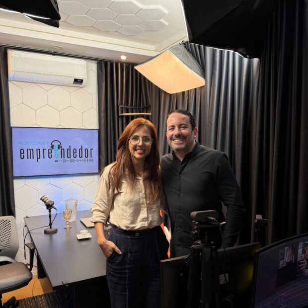 essencial Com mais de duas décadas de experiência, Davi Paes e Lima reforça confiança, propósito e visão estratégica No mais recente episódio do Podcast Empreendedor, apresentado por Ellen Lourenço, o jornalista, empresário e estrategista de comunicação Davi Paes e Lima, diretor da Paes e Lima Comunicação, destacou a importância da assessoria de imprensa estratégica na era da Inteligência Artificial. Durante a conversa, o especialista reforçou que a tecnologia é uma aliada poderosa, mas que a credibilidade profissional e o relacionamento humano permanecem no centro das estratégias de reputação e posicionamento de marca. Com mais de 20 anos de experiência em comunicação corporativa, especialmente nos segmentos de varejo, negócios e saúde, Davi Paes e Lima enfatizou que reputação corporativa é resultado de coerência, constância e estratégia. Segundo ele, muitas empresas confundem visibilidade com autoridade, mas o destaque genuíno vem de narrativas sólidas e coerentes. “A assessoria de imprensa não é sobre aparecer por aparecer. É sobre construir relevância de forma estratégica e sustentável”, afirmou, ressaltando que autoridade se conquista na prática, com entrega e verdade.