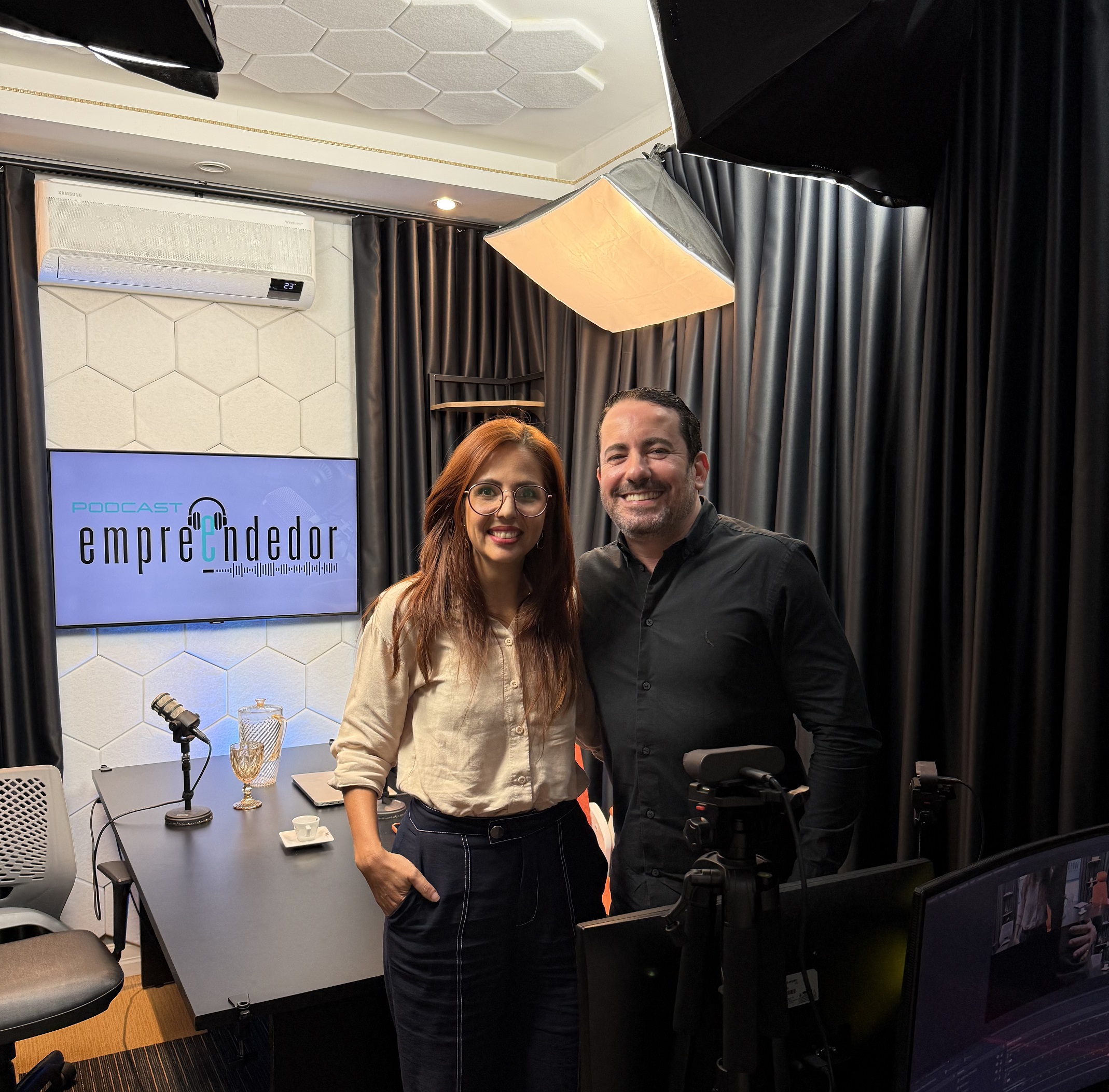 essencial Com mais de duas décadas de experiência, Davi Paes e Lima reforça confiança, propósito e visão estratégica No mais recente episódio do Podcast Empreendedor, apresentado por Ellen Lourenço, o jornalista, empresário e estrategista de comunicação Davi Paes e Lima, diretor da Paes e Lima Comunicação, destacou a importância da assessoria de imprensa estratégica na era da Inteligência Artificial. Durante a conversa, o especialista reforçou que a tecnologia é uma aliada poderosa, mas que a credibilidade profissional e o relacionamento humano permanecem no centro das estratégias de reputação e posicionamento de marca. Com mais de 20 anos de experiência em comunicação corporativa, especialmente nos segmentos de varejo, negócios e saúde, Davi Paes e Lima enfatizou que reputação corporativa é resultado de coerência, constância e estratégia. Segundo ele, muitas empresas confundem visibilidade com autoridade, mas o destaque genuíno vem de narrativas sólidas e coerentes. “A assessoria de imprensa não é sobre aparecer por aparecer. É sobre construir relevância de forma estratégica e sustentável”, afirmou, ressaltando que autoridade se conquista na prática, com entrega e verdade.