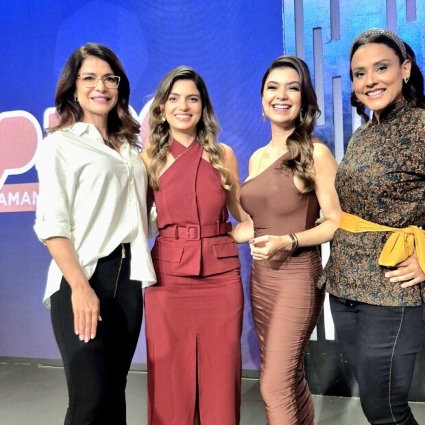 Amanda Françozo recebe convidadas em programa especial pelo Dia da Mulher Amanda Françozo convoca Analice Nicolau, Andréa Garcia e Mariele Horbach para detonar mitos e entregar ferramentas reais de protagonismo feminino Mulheres, chega de comemoração passiva no Dia da Mulher. É tempo de ação crua, de olhar no espelho e reconhecer o poder adiado há anos. Neste sábado (7/3), às 19h30, o De Papo com Amanda Françozo na TV Aparecida vira palanque de verdades. Analice Nicolau, jornalista com 20 anos de TV, colunista do Jornal de Brasília e GoWhere, Andréa Garcia, CEO da Joy’s e Mariele Horbach, especialista em comida de boteco, entregam não inspiração bonitinha, mas o mapa prático para sair do sofá e liderar. Analice Nicolau exemplifica a reinvenção radical. De atleta, modelo, âncora do SBT por 18 anos na bancada dos grandes telejornais, hoje é técnica em SEO e E.E.A.T. Ela ajuda empreendedoras a resgatar histórias reais, soterradas por rotina, dúvida ou falta de método, e projetá-las no mundo digital com narrativas éticas que ranqueiam, vendem e constroem autoridade. “Não se trata de "aparecer mais", mas de ser precisa, mensurável, confiável.” salienta Analice. O Google premia verdade, não barulho. Seu legado ensina: pare de pedir espaço, ocupe com estratégia que resiste a algoritmos.