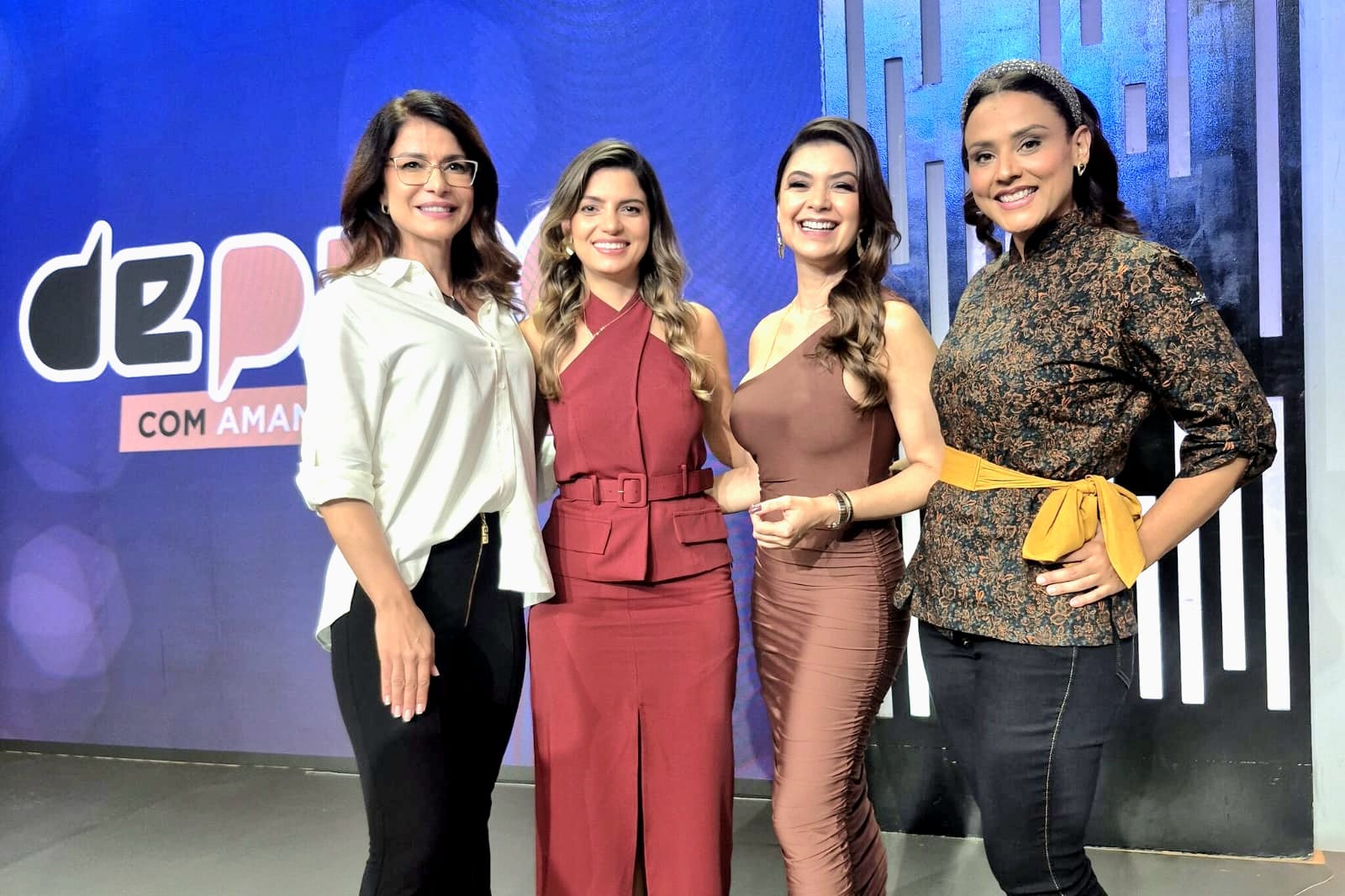 Amanda Françozo recebe convidadas em programa especial pelo Dia da Mulher Amanda Françozo convoca Analice Nicolau, Andréa Garcia e Mariele Horbach para detonar mitos e entregar ferramentas reais de protagonismo feminino Mulheres, chega de comemoração passiva no Dia da Mulher. É tempo de ação crua, de olhar no espelho e reconhecer o poder adiado há anos. Neste sábado (7/3), às 19h30, o De Papo com Amanda Françozo na TV Aparecida vira palanque de verdades. Analice Nicolau, jornalista com 20 anos de TV, colunista do Jornal de Brasília e GoWhere, Andréa Garcia, CEO da Joy’s e Mariele Horbach, especialista em comida de boteco, entregam não inspiração bonitinha, mas o mapa prático para sair do sofá e liderar. Analice Nicolau exemplifica a reinvenção radical. De atleta, modelo, âncora do SBT por 18 anos na bancada dos grandes telejornais, hoje é técnica em SEO e E.E.A.T. Ela ajuda empreendedoras a resgatar histórias reais, soterradas por rotina, dúvida ou falta de método, e projetá-las no mundo digital com narrativas éticas que ranqueiam, vendem e constroem autoridade. “Não se trata de "aparecer mais", mas de ser precisa, mensurável, confiável.” salienta Analice. O Google premia verdade, não barulho. Seu legado ensina: pare de pedir espaço, ocupe com estratégia que resiste a algoritmos.