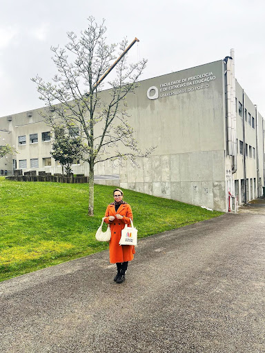 A inclusão não pede licença O salto estratégico do Instituto Incluir entre o Brasil e a Europa O cenário da educação inclusiva ganha um novo contorno que ignora fronteiras geográficas para focar no que realmente importa: o impacto humano. Enquanto muitos ainda discutem a teoria da diversidade em gabinetes fechados, o Instituto Incluir ocupa as cátedras da Universidade do Porto, em Portugal, para ditar o ritmo de uma transformação que é, acima de tudo, estratégica. A educação e o desporto deixaram de ser apenas ferramentas de assistência para se tornarem ativos de mudança social global. O intercâmbio recente, que culminou em uma aula aberta sobre comunidades que transformam, não é um evento isolado. É o reflexo de um movimento robusto liderado por Carina Alves, psicóloga, escritora e empreendedora social carioca, cuja trajetória já foi chancelada pela UNESCO com o Prêmio Confúcio de Alfabetização. Ao lado de Thayná Lougue, coordenadora de Comunicação do Instituto, Carina exporta do Brasil uma metodologia que une o rigor acadêmico à prática visceral da inclusão.