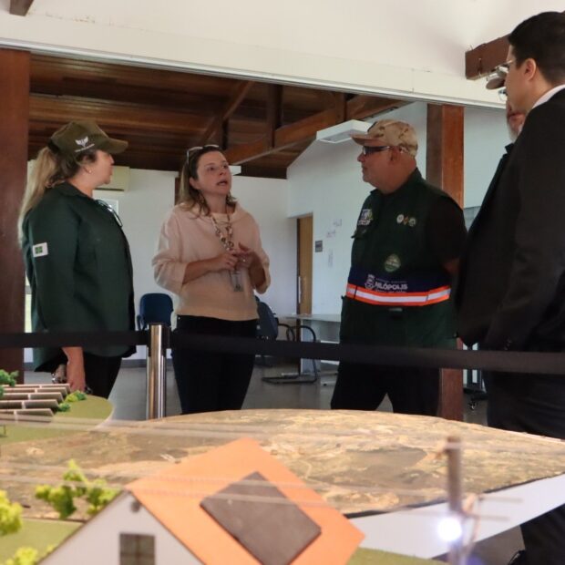 visita de comitiva ao peac