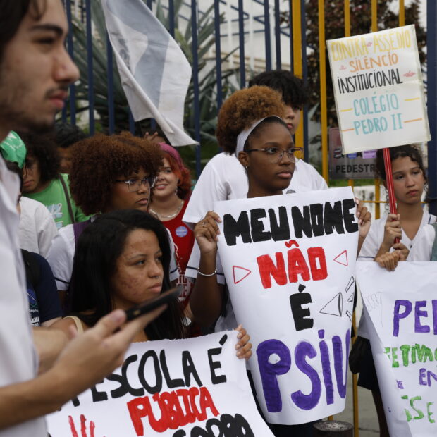 estudantes do colégio pedro ii protestam contra assédio sexual