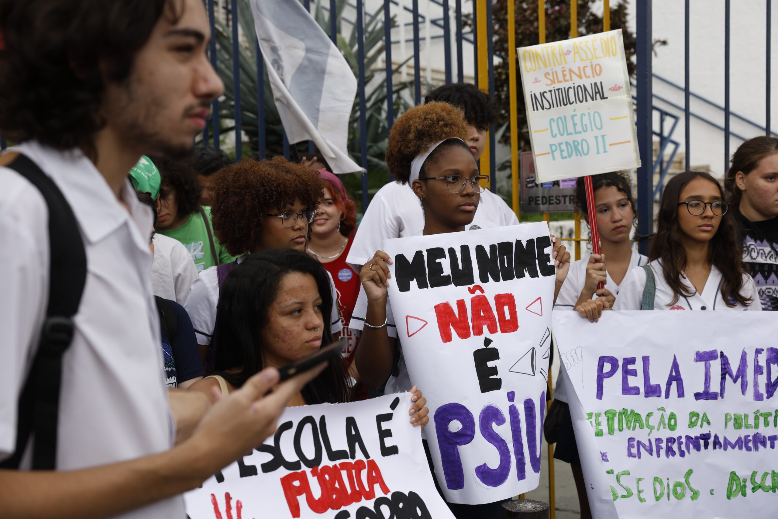 estudantes do colégio pedro ii protestam contra assédio sexual