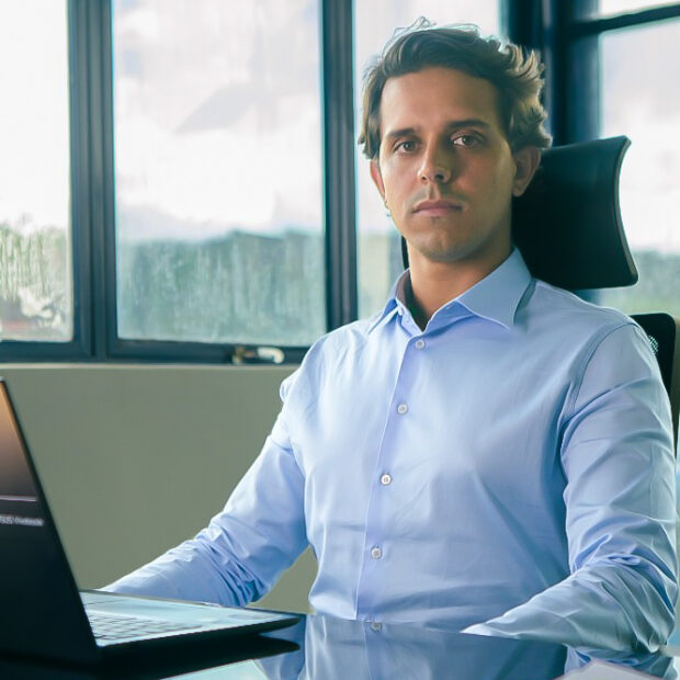 Marcio Massaud: Liderança que transforma tradição em engenharia de alta performance GML Engenharia lidera o mercado nacional com excelência técnica e gestão estratégica, elevando grandes infraestruturas brasileiras. No cenário de PIB projetado em 1,6% e construção civil crescendo 2% (CNN Brasil), Marcio Massaud alia o legado mineiro da Viação Getúlio Vargas (fundada em 1970) à precisão moderna.