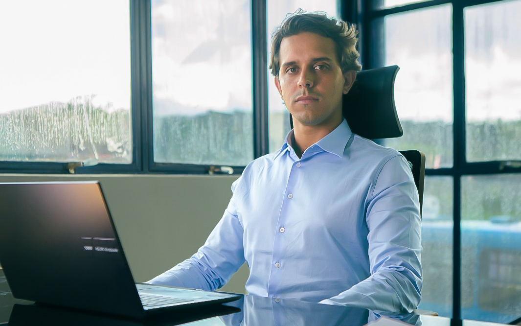 Marcio Massaud: Liderança que transforma tradição em engenharia de alta performance GML Engenharia lidera o mercado nacional com excelência técnica e gestão estratégica, elevando grandes infraestruturas brasileiras. No cenário de PIB projetado em 1,6% e construção civil crescendo 2% (CNN Brasil), Marcio Massaud alia o legado mineiro da Viação Getúlio Vargas (fundada em 1970) à precisão moderna.