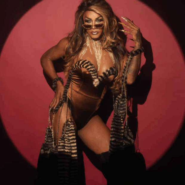 veronica strass é a estrela quinta edição da revista dragazine foto de george lucas