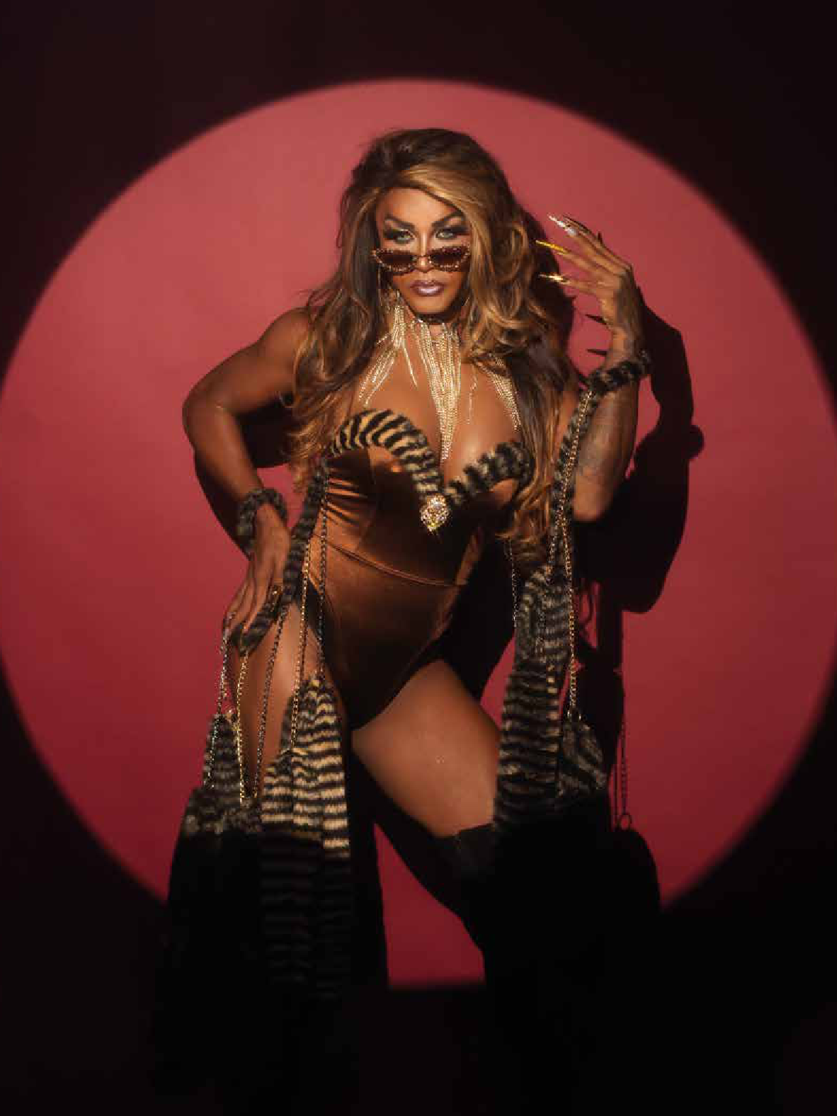 veronica strass é a estrela quinta edição da revista dragazine foto de george lucas