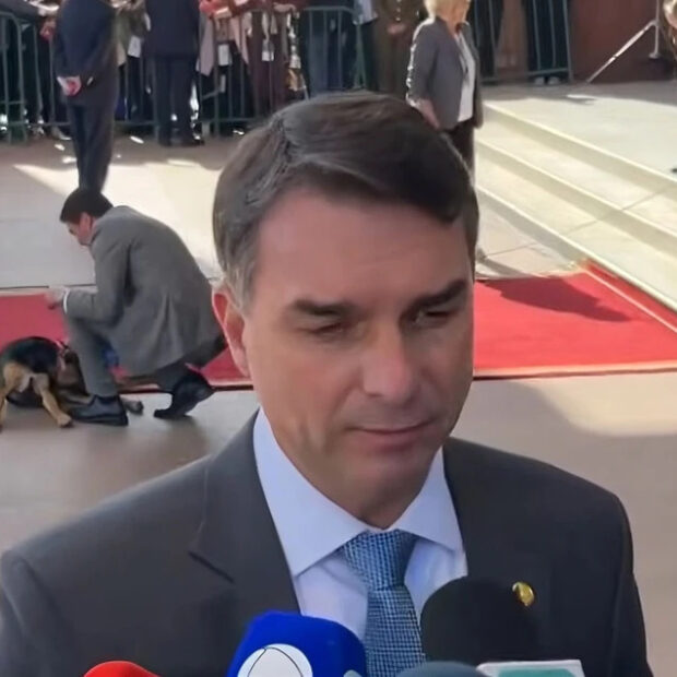 flavio bolsonaro na posse de kast