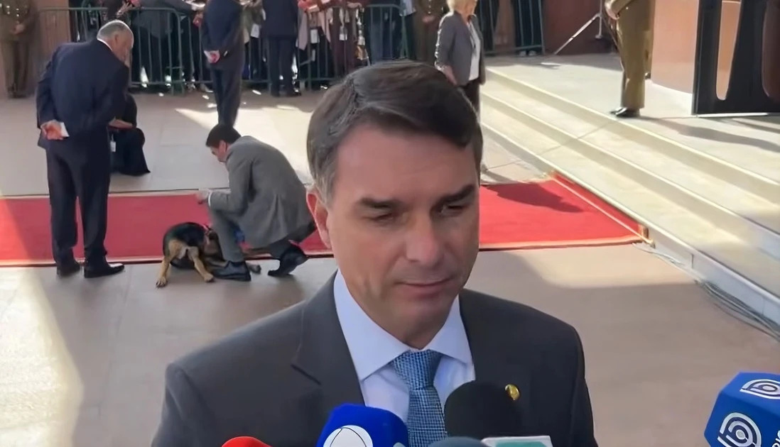 flavio bolsonaro na posse de kast