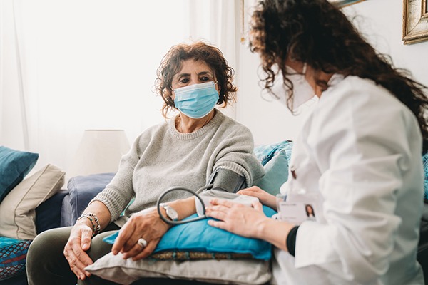 Política Nacional de Cuidados avança com projeto-piloto de atendimento domiciliar