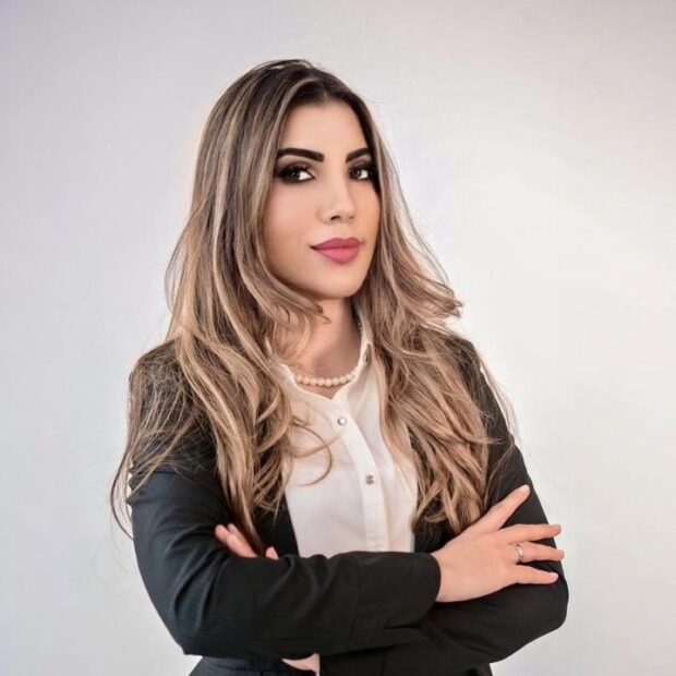 Debate reúne especialistas para discutir enfrentamento à violência contra a mulher em Salvador Evento propôs olhar multidisciplinar sobre políticas públicas, justiça, comunicação e rede de proteção às vítimas Ontem, 10 de março de 2026, Salvador não apenas debateu a sobrevivência feminina; a capital baiana estabeleceu um novo padrão de enfrentamento estratégico à violência de gênero. O auditório do Centro Estadual de Educação Profissional (CEEP) em Gestão Severino Vieira foi palco de uma imersão crua e necessária, provando que o combate à misoginia não se faz apenas com leis, mas com uma rede blindada, técnica e, acima de tudo, multidisciplinar. O cenário brasileiro ainda é de alerta máximo. Segundo dados recentes do Fórum Brasileiro de Segurança Pública, o país registrou um aumento sistemático nos casos de feminicídio e violência doméstica nos últimos anos, o que torna iniciativas como esta mesa redonda, idealizada e organizada pela professora e advogada Isabele Pereira, não apenas necessárias, mas urgentes. O objetivo foi claro: furar a bolha do judiciário e levar a consciência do direito para a base, onde o futuro cidadão se forma.