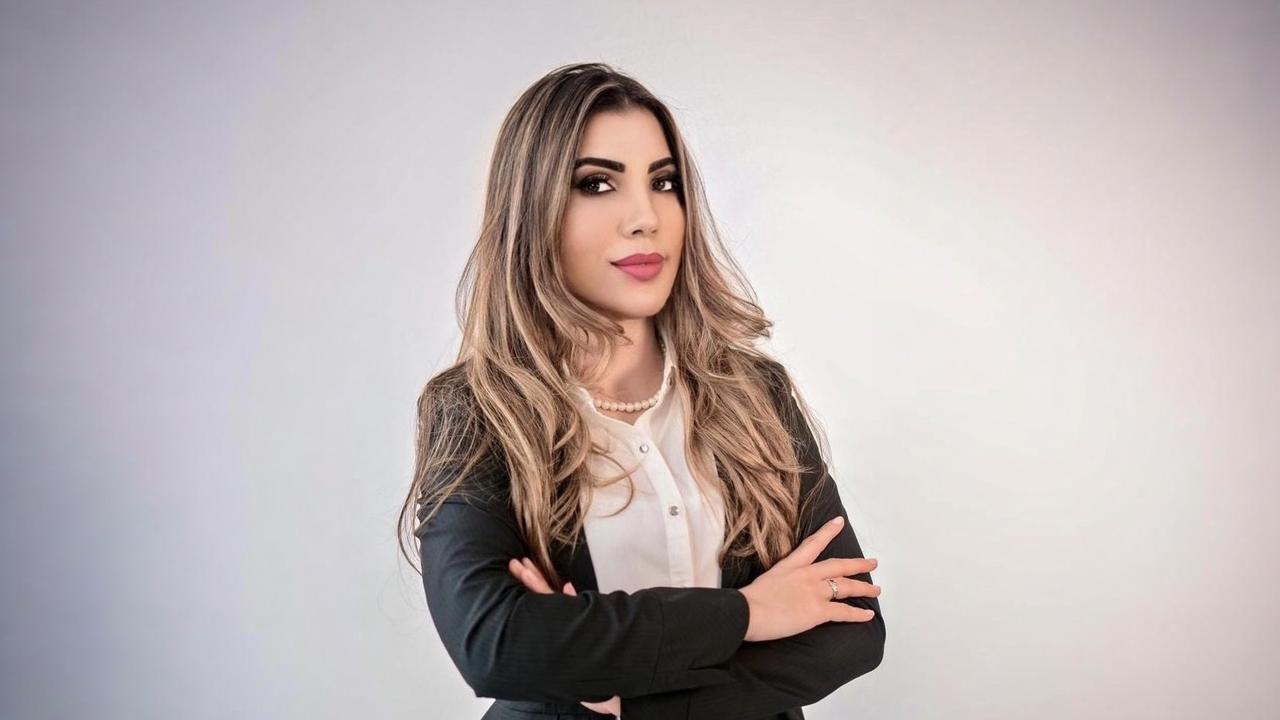 Debate reúne especialistas para discutir enfrentamento à violência contra a mulher em Salvador Evento propôs olhar multidisciplinar sobre políticas públicas, justiça, comunicação e rede de proteção às vítimas Ontem, 10 de março de 2026, Salvador não apenas debateu a sobrevivência feminina; a capital baiana estabeleceu um novo padrão de enfrentamento estratégico à violência de gênero. O auditório do Centro Estadual de Educação Profissional (CEEP) em Gestão Severino Vieira foi palco de uma imersão crua e necessária, provando que o combate à misoginia não se faz apenas com leis, mas com uma rede blindada, técnica e, acima de tudo, multidisciplinar. O cenário brasileiro ainda é de alerta máximo. Segundo dados recentes do Fórum Brasileiro de Segurança Pública, o país registrou um aumento sistemático nos casos de feminicídio e violência doméstica nos últimos anos, o que torna iniciativas como esta mesa redonda, idealizada e organizada pela professora e advogada Isabele Pereira, não apenas necessárias, mas urgentes. O objetivo foi claro: furar a bolha do judiciário e levar a consciência do direito para a base, onde o futuro cidadão se forma.