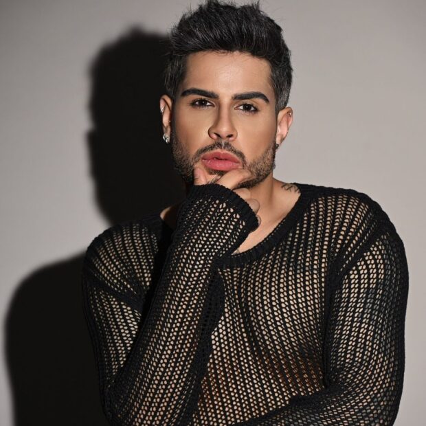 Romero transforma referências internacionais em styling e curadoria Viagens pelo mundo ampliam olhar criativo de influenciador que assina produções de grandes estrelas brasileiras Viajar nunca foi apenas sobre carimbar passaportes; para quem vive a estética na essência, é sobre absorver a alma do mundo. Hoje, 11 de março de 2026, o mercado da moda brasileira assiste a uma consolidação que ignora fronteiras geográficas para focar na construção de identidades indeléveis. O influenciador e stylist Diego Alves Romero surge não como um mero reprodutor de tendências, mas como um curador de narrativas visuais que transforma a bagagem cultural colhida em metrópoles globais em uma linguagem sofisticada e, acima de tudo, humana. O cenário da moda contemporânea exige mais do que "looks" coordenados; exige significado. Em um mundo saturado por algoritmos e fast-fashion, a curadoria especializada tornou-se o novo luxo. Dados do setor de consultoria de imagem apontam que a busca por personalização cresceu exponencialmente, refletindo um desejo coletivo de fugir do genérico. Romero entendeu esse movimento precocemente. Ao visitar centros efervescentes de estilo e observar a elegância orgânica das ruas internacionais, ele refinou um olhar que hoje serve de bússola para quem busca uma imagem alinhada à própria essência.