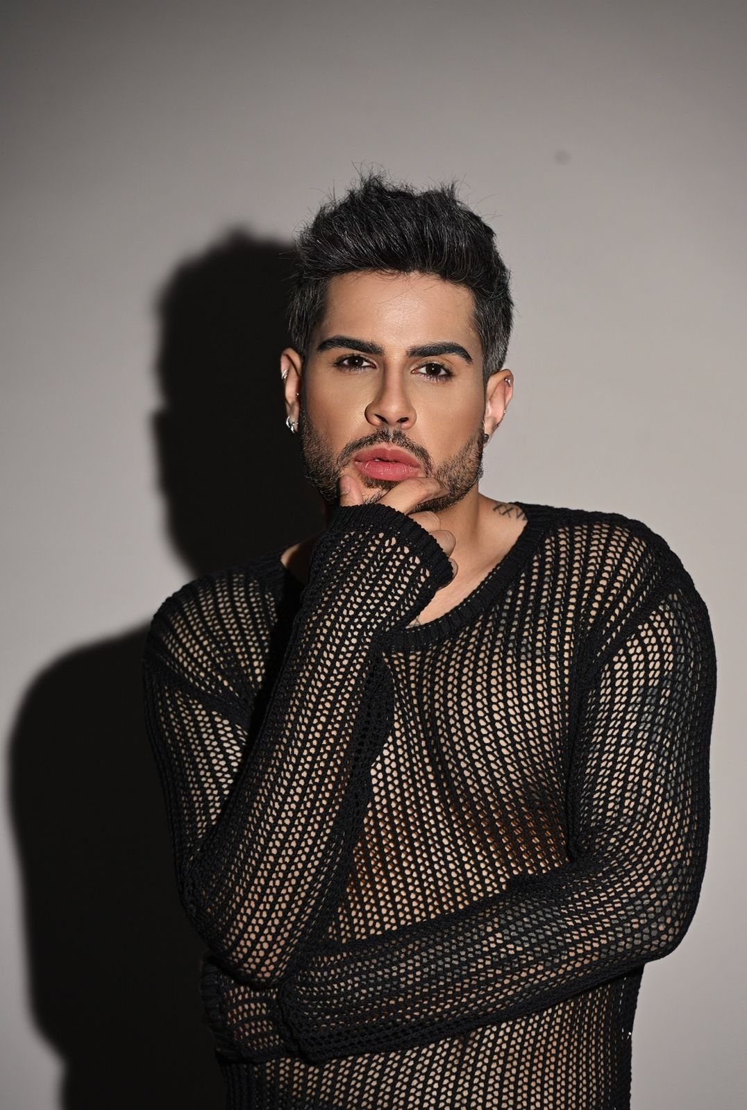 Romero transforma referências internacionais em styling e curadoria Viagens pelo mundo ampliam olhar criativo de influenciador que assina produções de grandes estrelas brasileiras Viajar nunca foi apenas sobre carimbar passaportes; para quem vive a estética na essência, é sobre absorver a alma do mundo. Hoje, 11 de março de 2026, o mercado da moda brasileira assiste a uma consolidação que ignora fronteiras geográficas para focar na construção de identidades indeléveis. O influenciador e stylist Diego Alves Romero surge não como um mero reprodutor de tendências, mas como um curador de narrativas visuais que transforma a bagagem cultural colhida em metrópoles globais em uma linguagem sofisticada e, acima de tudo, humana. O cenário da moda contemporânea exige mais do que "looks" coordenados; exige significado. Em um mundo saturado por algoritmos e fast-fashion, a curadoria especializada tornou-se o novo luxo. Dados do setor de consultoria de imagem apontam que a busca por personalização cresceu exponencialmente, refletindo um desejo coletivo de fugir do genérico. Romero entendeu esse movimento precocemente. Ao visitar centros efervescentes de estilo e observar a elegância orgânica das ruas internacionais, ele refinou um olhar que hoje serve de bússola para quem busca uma imagem alinhada à própria essência.