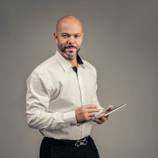 USA Equity Summit reúne empresários em São Paulo para investimentos Evento promove conexões estratégicas e visão global para brasileiros interessados em expandir negócios no mercado americano O Brasil acaba de dar um passo decisivo rumo à internacionalização de capital. O primeiro USA Equity Summit, realizado em São Paulo, não foi apenas um encontro de negócios; foi um divisor de águas que reuniu a elite do empresariado e investidores focados em um objetivo comum: dominar as oportunidades em solo americano. Em um momento onde a diversificação de patrimônio deixou de ser uma opção para se tornar uma estratégia de sobrevivência e crescimento, este evento instalou a urgência necessária para quem busca solidez em dólar. O mercado dos Estados Unidos, embora robusto, exige chaves de acesso que apenas o networking de alto nível pode proporcionar. Dados recentes de consultorias internacionais apontam que o interesse de brasileiros por investimentos imobiliários e abertura de empresas nos EUA cresceu mais de 20% no último biênio. É nesse contexto de expansão que o USA Equity Summit se posicionou como o epicentro dessa transformação, conectando inteligência financeira a nomes que já transformaram o mercado externo em realidade tangível.