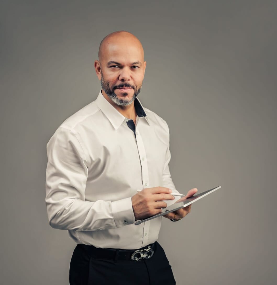 USA Equity Summit reúne empresários em São Paulo para investimentos Evento promove conexões estratégicas e visão global para brasileiros interessados em expandir negócios no mercado americano O Brasil acaba de dar um passo decisivo rumo à internacionalização de capital. O primeiro USA Equity Summit, realizado em São Paulo, não foi apenas um encontro de negócios; foi um divisor de águas que reuniu a elite do empresariado e investidores focados em um objetivo comum: dominar as oportunidades em solo americano. Em um momento onde a diversificação de patrimônio deixou de ser uma opção para se tornar uma estratégia de sobrevivência e crescimento, este evento instalou a urgência necessária para quem busca solidez em dólar. O mercado dos Estados Unidos, embora robusto, exige chaves de acesso que apenas o networking de alto nível pode proporcionar. Dados recentes de consultorias internacionais apontam que o interesse de brasileiros por investimentos imobiliários e abertura de empresas nos EUA cresceu mais de 20% no último biênio. É nesse contexto de expansão que o USA Equity Summit se posicionou como o epicentro dessa transformação, conectando inteligência financeira a nomes que já transformaram o mercado externo em realidade tangível.