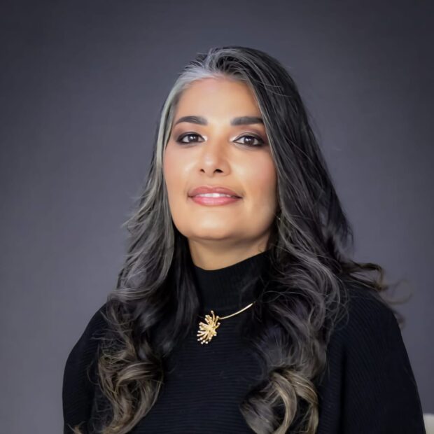 O superendividamento feminino e a força de Magna Damázio Advogada defende segurança jurídica e reestruturação extrajudicial como escudos estratégicos para as mulheres empreendedoras brasileiras Os dados do cenário econômico revelam uma cicatriz profunda que muitos insistem em ignorar: a invisibilidade do endividamento feminino. As estatísticas da CNC confirmam que as mulheres são as maiores vítimas do superendividamento no país, mas, para além dos gráficos, o que enfrentamos é uma sobrecarga invisível. A mulher empreendedora brasileira não gere apenas um CNPJ; ela carrega o peso do cuidado familiar entrelaçado às contas do negócio. É nesse campo de batalha financeiro que a Dra. Magna Damázio, OAB/PE 43.163, especialista em Direito Bancário e LGPD, levanta-se como uma voz de autoridade e um escudo jurídico indispensável. O superendividamento não nasce da falta de esforço, mas de uma entrega que muitas vezes ultrapassa os limites do balancete. Magna observa que a empresária se sobrecarrega justamente por sua natureza cuidadora, pois: "Ela trata a empresa e os funcionários como se fossem pessoas da família, então ela se preocupa muito em trazer dignidade para quem ela é responsável". Quando esse ciclo se torna uma asfixia, a solução precisa ser técnica, mas com olhar humano. O impacto é coletivo: quando uma mulher se recupera financeiramente, toda uma comunidade ao seu redor volta a respirar.