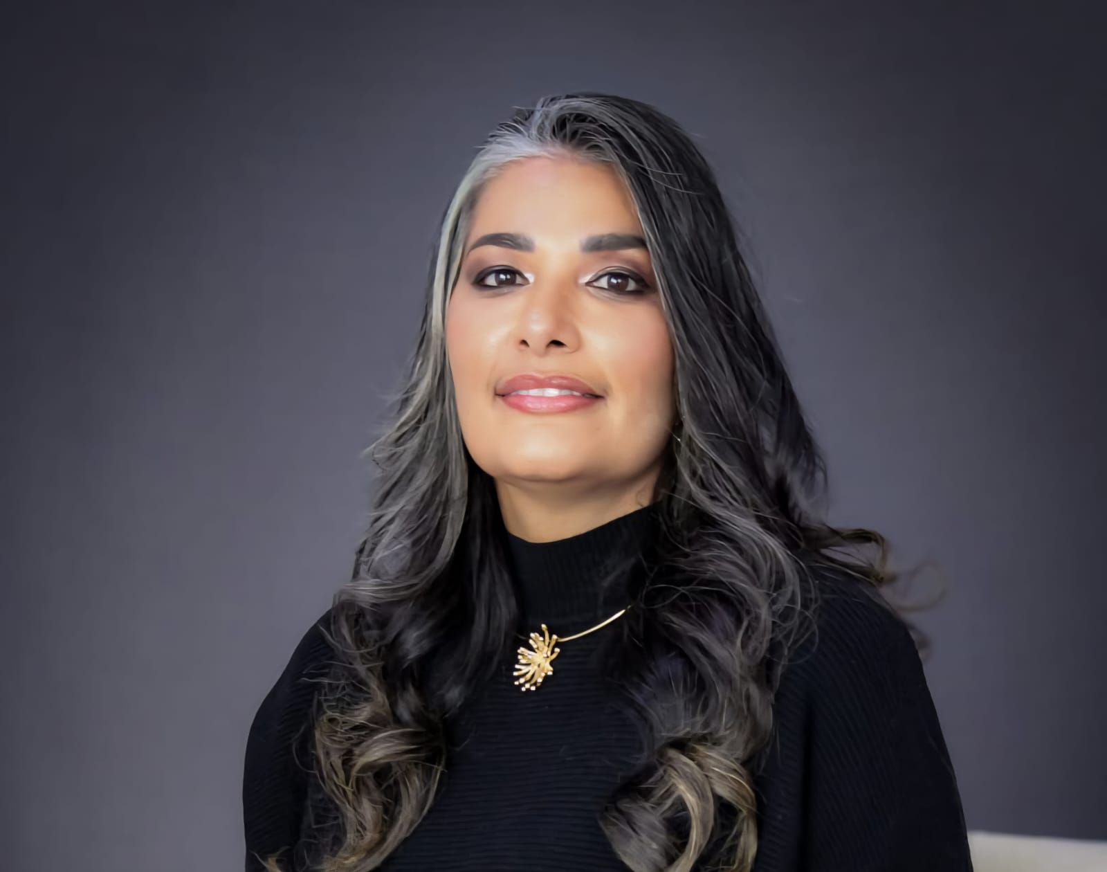 O superendividamento feminino e a força de Magna Damázio Advogada defende segurança jurídica e reestruturação extrajudicial como escudos estratégicos para as mulheres empreendedoras brasileiras Os dados do cenário econômico revelam uma cicatriz profunda que muitos insistem em ignorar: a invisibilidade do endividamento feminino. As estatísticas da CNC confirmam que as mulheres são as maiores vítimas do superendividamento no país, mas, para além dos gráficos, o que enfrentamos é uma sobrecarga invisível. A mulher empreendedora brasileira não gere apenas um CNPJ; ela carrega o peso do cuidado familiar entrelaçado às contas do negócio. É nesse campo de batalha financeiro que a Dra. Magna Damázio, OAB/PE 43.163, especialista em Direito Bancário e LGPD, levanta-se como uma voz de autoridade e um escudo jurídico indispensável. O superendividamento não nasce da falta de esforço, mas de uma entrega que muitas vezes ultrapassa os limites do balancete. Magna observa que a empresária se sobrecarrega justamente por sua natureza cuidadora, pois: "Ela trata a empresa e os funcionários como se fossem pessoas da família, então ela se preocupa muito em trazer dignidade para quem ela é responsável". Quando esse ciclo se torna uma asfixia, a solução precisa ser técnica, mas com olhar humano. O impacto é coletivo: quando uma mulher se recupera financeiramente, toda uma comunidade ao seu redor volta a respirar.