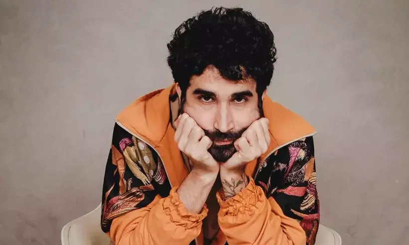 o musico castello branco sentado numa cadeira com o rosto entre as maos 1 107797