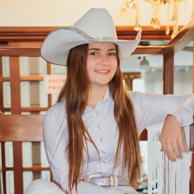 Nathalia Serena e o passo estratégico que muda o jogo do sertanejo em 2026 Novo fenômeno do sertanejo, se prepara para um superfeat com cantora famosa Chega de observar o sertanejo apenas como um gênero de repetições: Nathalia Serena exige uma atenção crua e imediata. O mercado musical brasileiro não apenas assiste ao surgimento de uma voz, mas valida a construção de um novo arquétipo de estrelato que une a pureza do campo à inteligência da indústria fonográfica. O Brasil vive um momento de saturação dos algoritmos, onde a audiência clama por verdade. Dados recentes do setor mostram que o consumo de música sertaneja cresceu 18% no último ano, mas o público está mais seletivo; não basta ter um refrão chiclete, é preciso ter história. É nesse vácuo de autenticidade que Nathalia Serena se posiciona não como uma promessa, mas como uma realidade estatística e emocional.