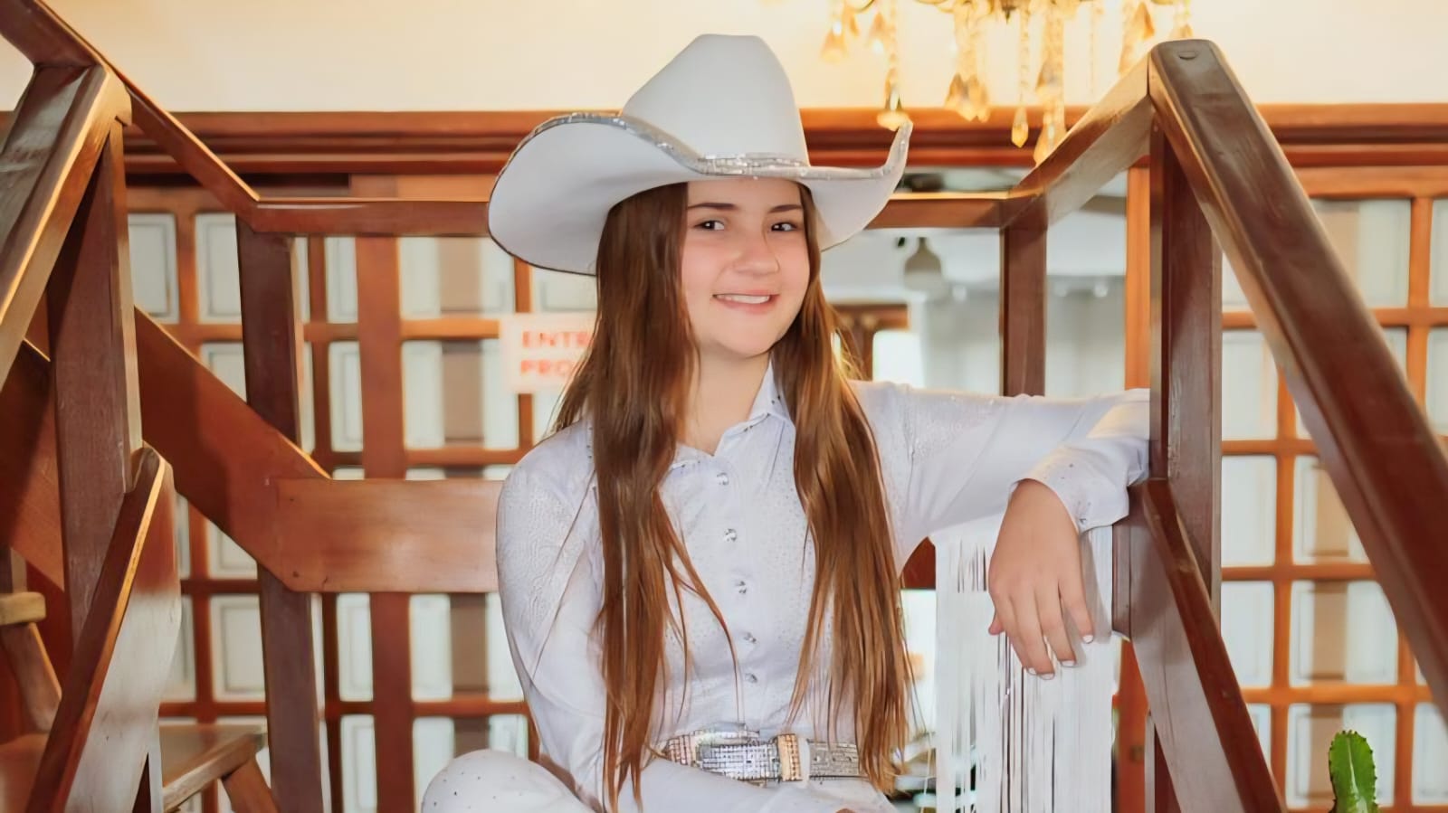 Nathalia Serena e o passo estratégico que muda o jogo do sertanejo em 2026 Novo fenômeno do sertanejo, se prepara para um superfeat com cantora famosa Chega de observar o sertanejo apenas como um gênero de repetições: Nathalia Serena exige uma atenção crua e imediata. O mercado musical brasileiro não apenas assiste ao surgimento de uma voz, mas valida a construção de um novo arquétipo de estrelato que une a pureza do campo à inteligência da indústria fonográfica. O Brasil vive um momento de saturação dos algoritmos, onde a audiência clama por verdade. Dados recentes do setor mostram que o consumo de música sertaneja cresceu 18% no último ano, mas o público está mais seletivo; não basta ter um refrão chiclete, é preciso ter história. É nesse vácuo de autenticidade que Nathalia Serena se posiciona não como uma promessa, mas como uma realidade estatística e emocional.
