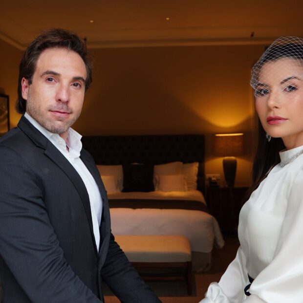 O ícone Palácio Tangará sela o encontro de um dos casais mais influentes da capital paulista em evento badalado A capital paulista ainda reverbera um encontro que parou o Palácio Tangará. Não se tratou apenas de um evento social, mas de um manifesto de força feminina que movimentou o eixo São Paulo-Norte-Europa, provando que a inovação mais potente nasce, invariavelmente, do resgate dos rituais. No último dia 10 de março, às 15 horas, Clara Medeiros não apenas serviu um chá; ela orquestrou um ecossistema de afeto e poder que reuniu 24 mulheres, entre amigas mais íntimas e madrinhas, em uma tarde que ficará marcada para sempre, como descreve Clara: ‘É muito gostoso ver quase 25 mulheres diversas, de regiões diferentes, de estados diferentes, de países diferentes.’ O cenário não poderia ser outro: o Palácio Tangará, refúgio de sofisticação cercado pelos jardins de Burle Marx, local que guarda a memória afetiva do pedido de casamento feito pelo estrategista Daniel Cavaretti em um jantar que, até então, parecia "normal". Esse retorno ao Palácio simboliza o fechamento de um ciclo e a abertura de outro, onde a mesa deixa de ser apenas um móvel para se tornar uma plataforma de diplomacia cultural.